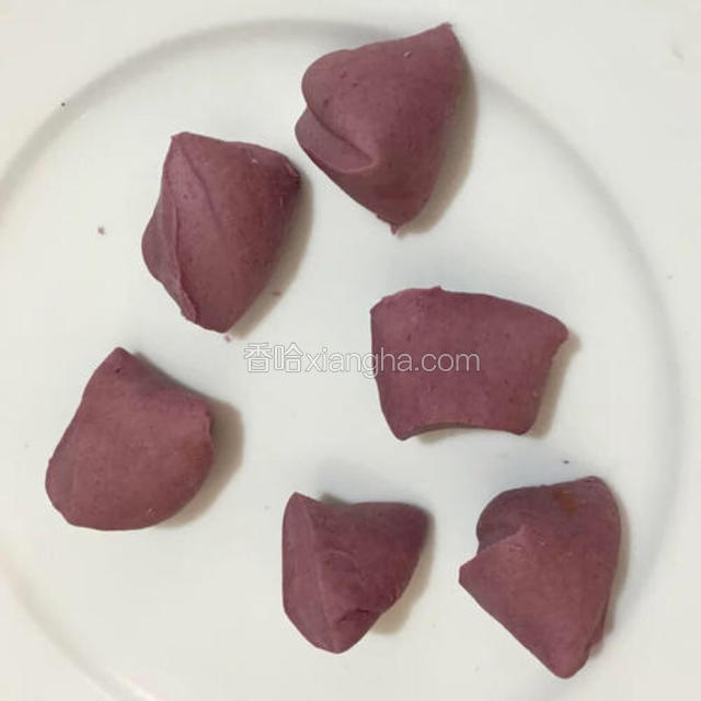 用刀切成小块，要分成六的倍数，因为玫瑰花六个一组（根据想要的玫瑰花大小切，只要保持六个是一样大小就可以）

