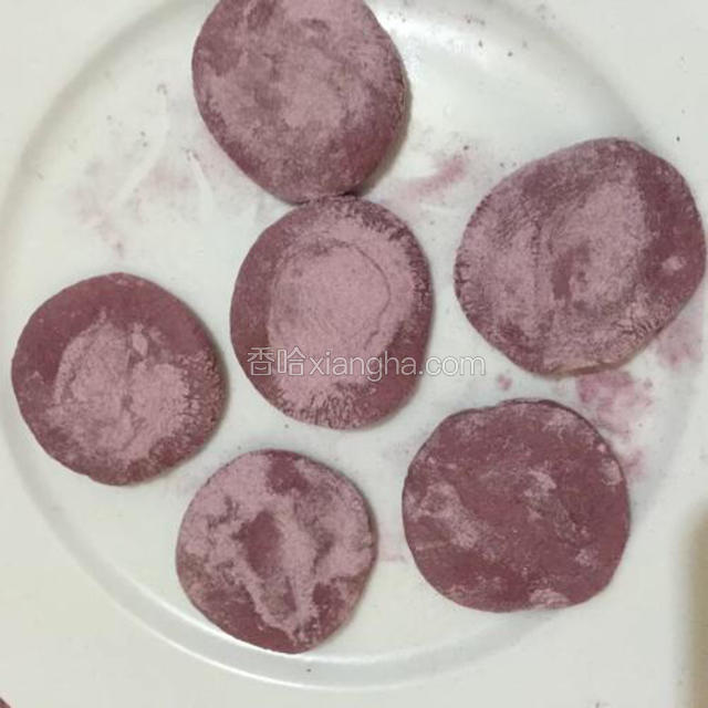 撒上少许干面粉，按压成饼

