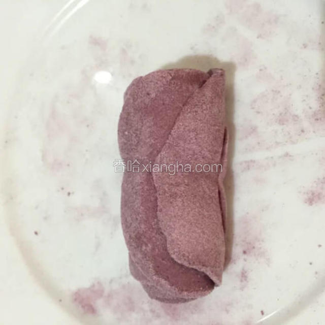 从花蕊的一端卷起来如图

