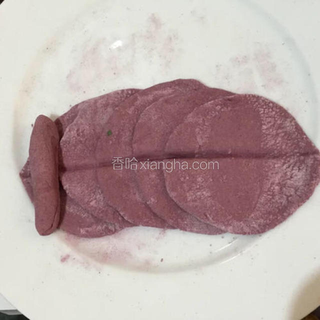 做一个花蕊放在面饼一端
