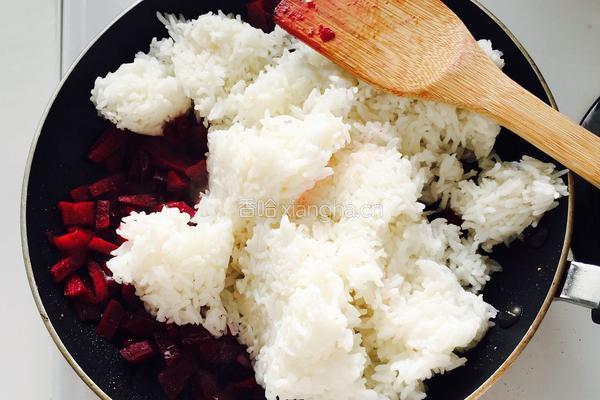  甜菜炒饭/留住春天的颜色的做法图解5