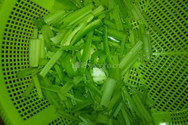 芹菜肉丝的做法图解2
