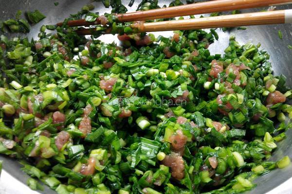 韭菜肉包子的做法图解4