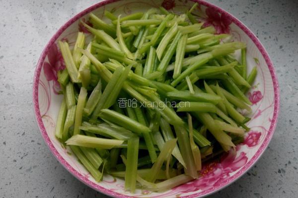 香芹炒肉的做法图解1