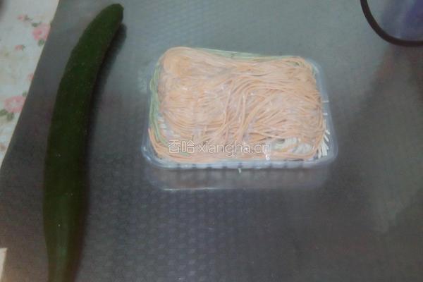 凉拌蔬菜面的做法图解1