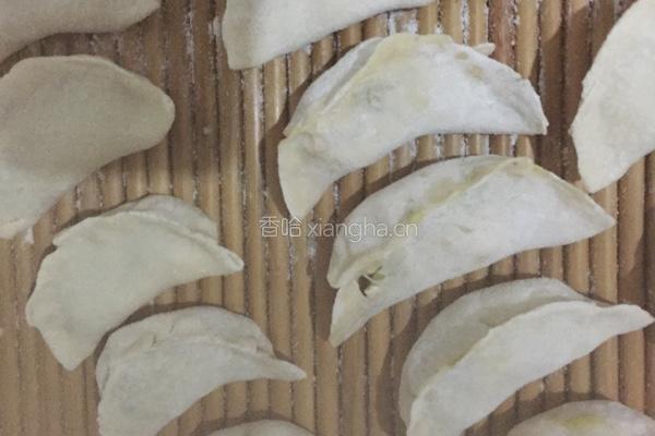 鸡蛋虾皮西葫芦水饺的做法图解8