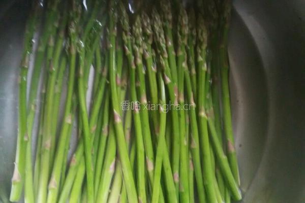芦笋炒鸡蛋的做法图解1
