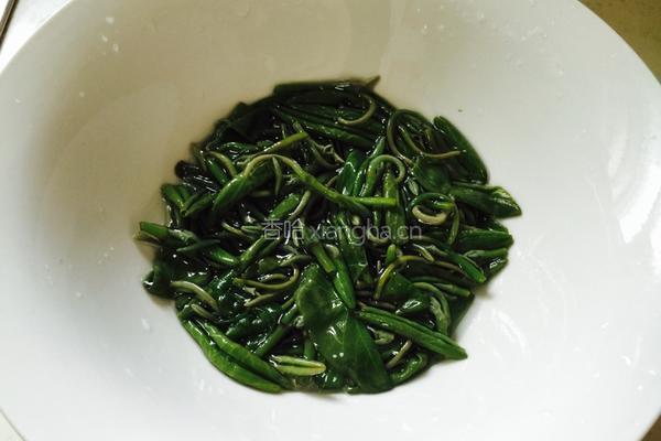 莼菜银鱼羹的做法图解3