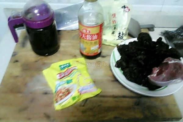 木耳炒肉的做法图解1