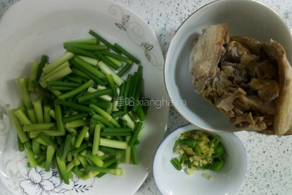 蒜苔炒肘花肉的做法图解3