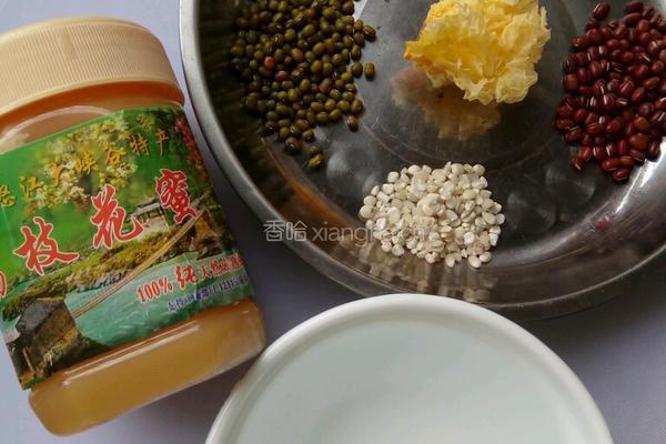 莲子银耳粥的做法图解1