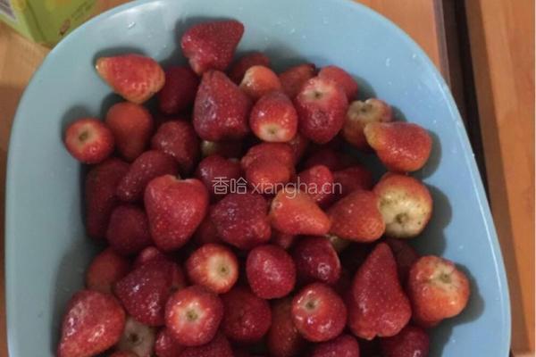 草莓果酱的做法图解1