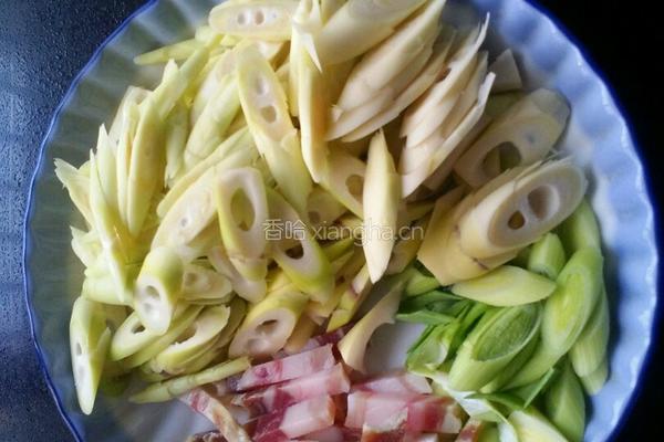 雪菜腊肉炒野笋的做法图解2