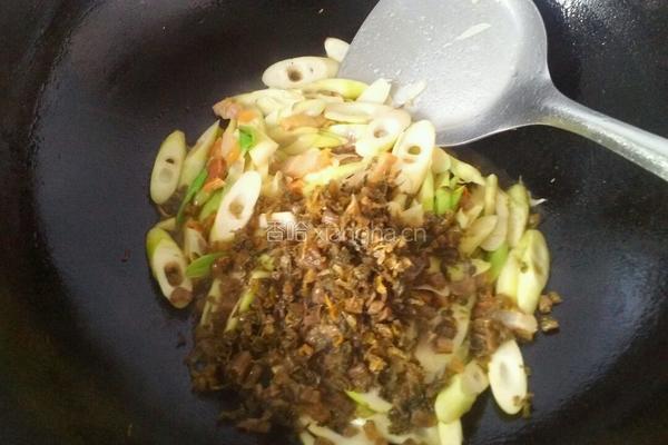 雪菜腊肉炒野笋的做法图解4