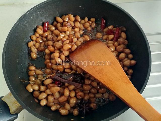 翻炒均匀，挑去大料关火装盘。