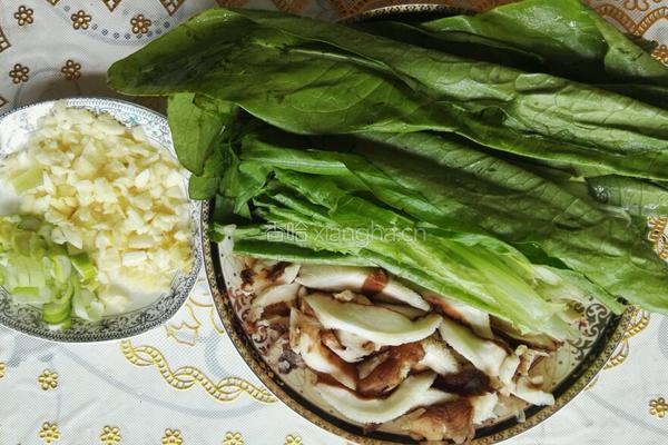 油麦菜扒香菇的做法图解1