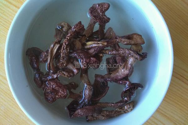 野生蘑菇炸酱面的做法图解1