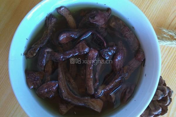 野生蘑菇炸酱面的做法图解2