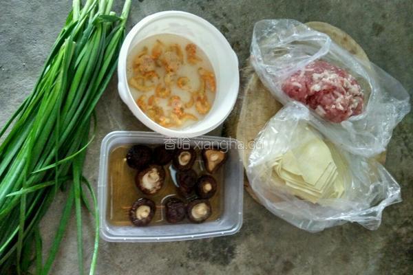 韭菜香菇虾米猪肉饺的做法图解1
