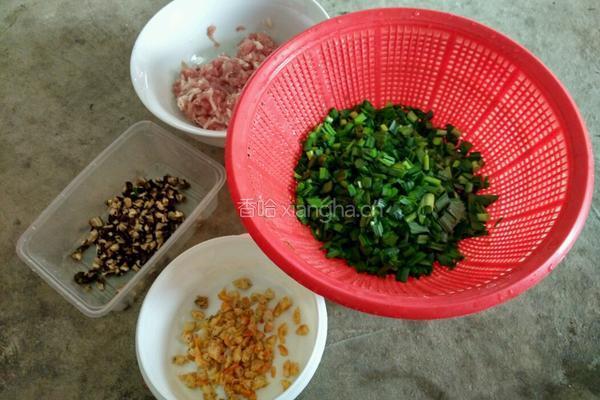韭菜香菇虾米猪肉饺的做法图解2