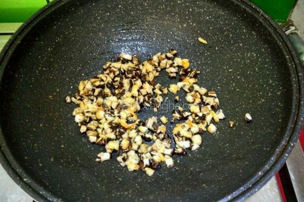 韭菜香菇虾米猪肉饺的做法图解3