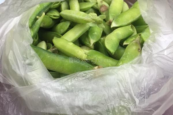 豌豆炒肉片的做法图解1