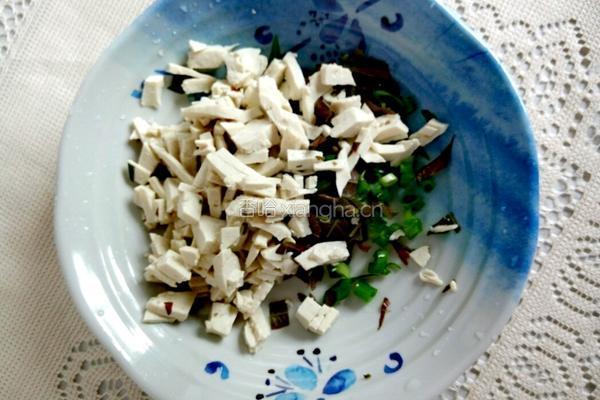  香椿拌豆腐的做法图解5
