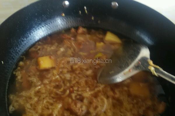 猪肉烩酸菜的做法图解6