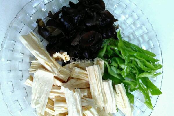青椒木耳炒腐竹的做法图解1