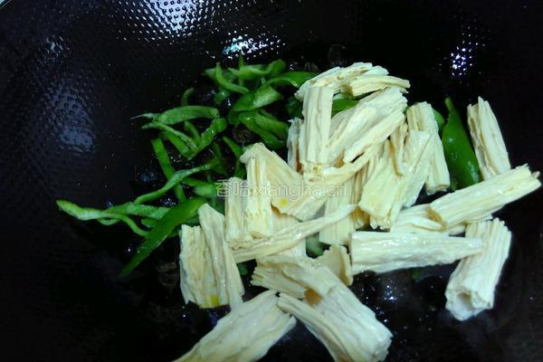 青椒木耳炒腐竹的做法图解4