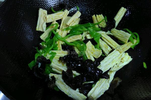 青椒木耳炒腐竹的做法图解5