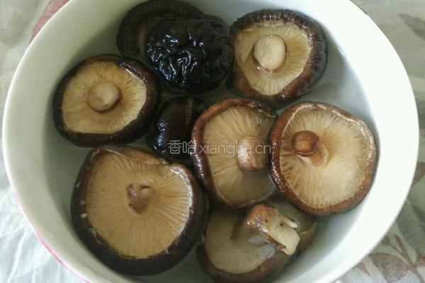 香菇乌鸡汤的做法图解1