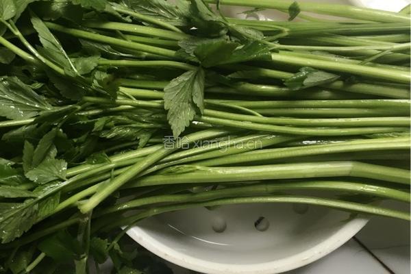 清炒水芹的做法图解1