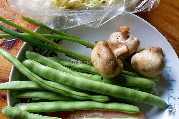 鸡丝豆角焖面的做法图解1
