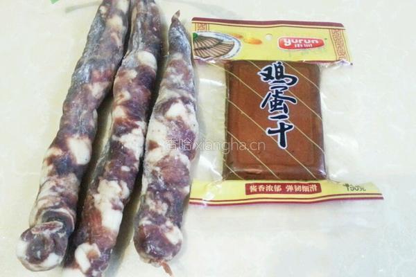 鸡蛋干蒸腊肠的做法图解1