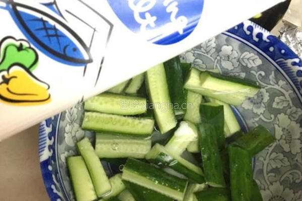 凉拌小黄瓜的做法图解2