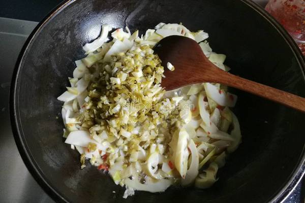 春笋炒酸菜的做法图解6