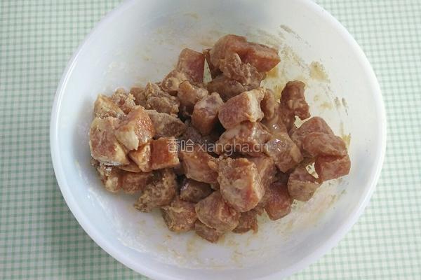 黄瓜花生炒肉丁的做法图解1