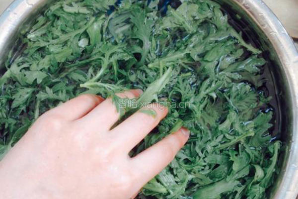 凉拌茼蒿叶的做法图解3