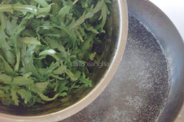 凉拌茼蒿叶的做法图解4