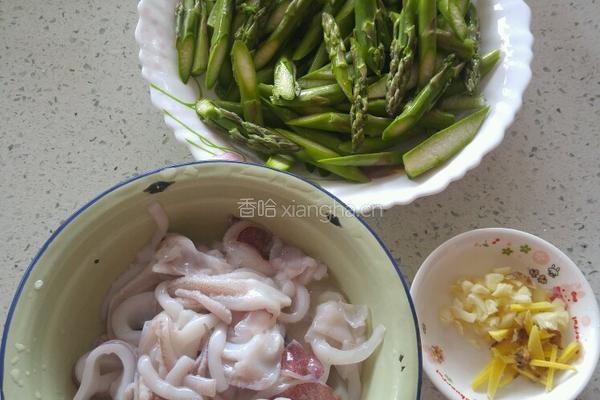 芦笋炒鱿鱼的做法图解1