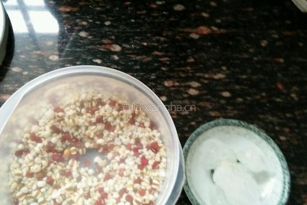 红豆苡米粥的做法图解2
