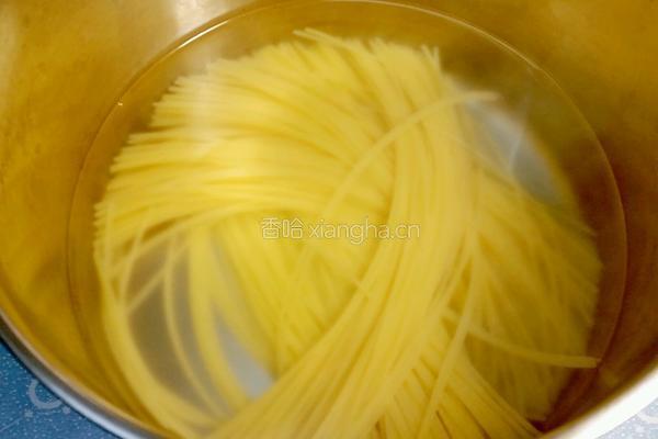 蘑菇白汁意粉的做法图解1