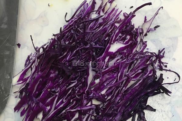 炝拌紫甘蓝的做法图解1
