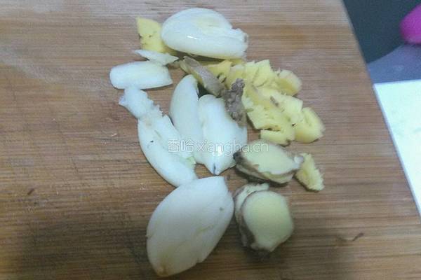 湖南熏腊肉炒豆角的做法图解2