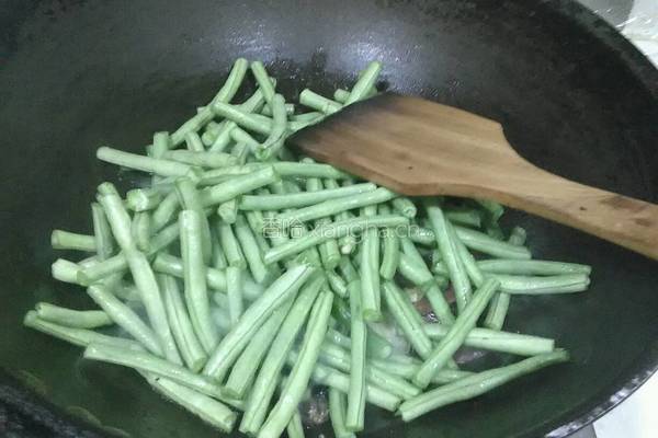 湖南熏腊肉炒豆角的做法图解4
