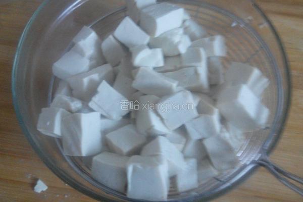 香椿拌豆腐的做法图解2