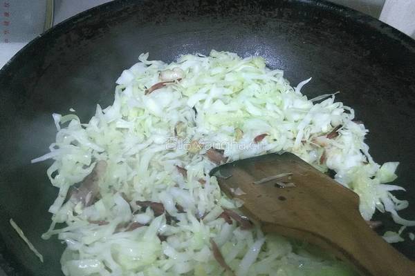 湖南熏腊肉炒包菜的做法图解7