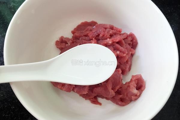 牛肉拌西兰花的做法图解1