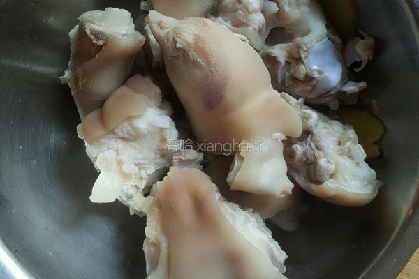 红枣黄豆花生炖猪蹄汤的做法图解1